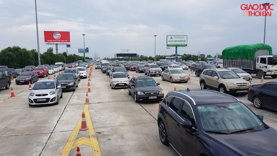 Tại cao tốc Hà Nội- Hải Phòng hàng dài xe ô tô nối đuôi nhau.