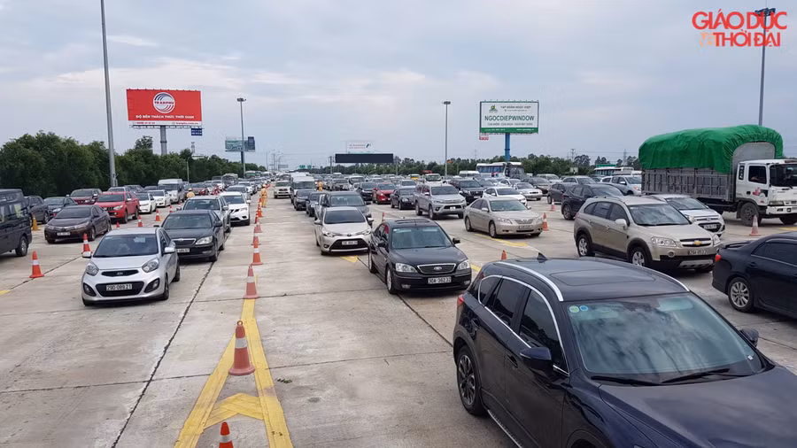 Tại cao tốc Hà Nội- Hải Phòng hàng dài xe ô tô nối đuôi nhau.