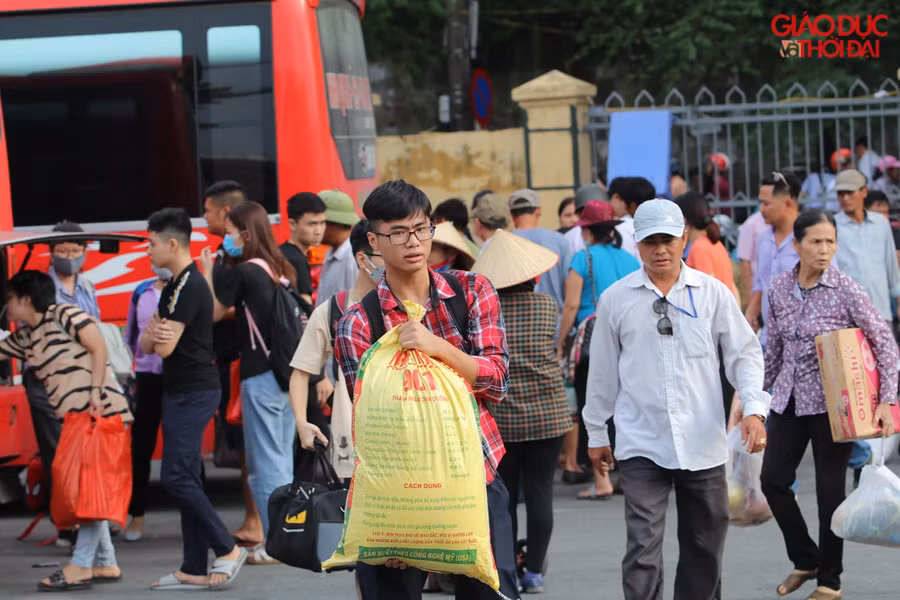 Rất nhiều đồ đạc lỉnh kỉnh được mọi người mang từ quê nhà ra.