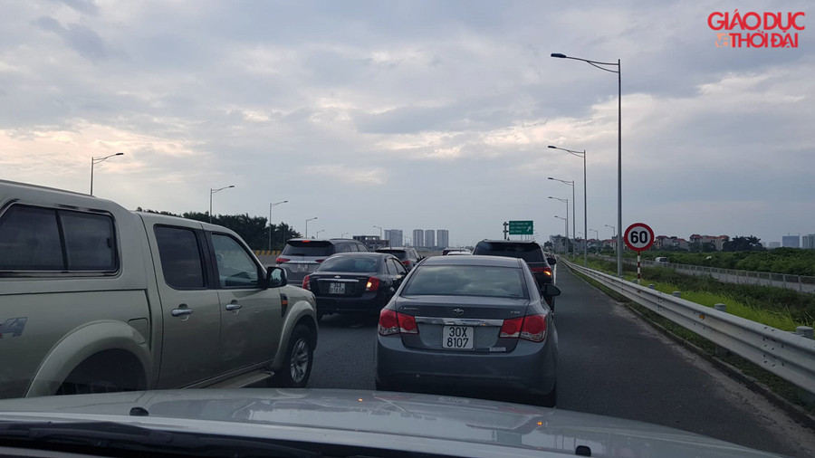 Việc di chuyển vào trong thành phố trở nên khó khăn hơn, khi lượng phương tiện dồn về vào cuối ngày rất lớn.