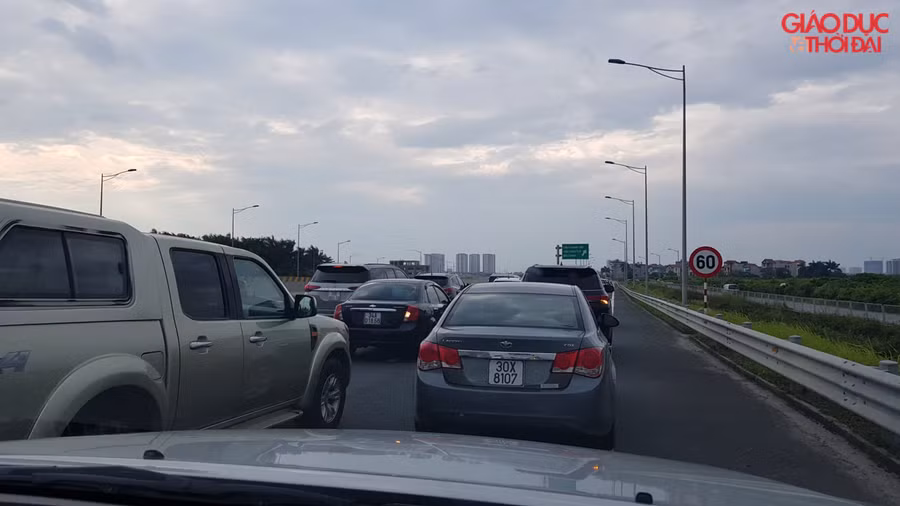 Việc di chuyển vào trong thành phố trở nên khó khăn hơn, khi lượng phương tiện dồn về vào cuối ngày rất lớn.