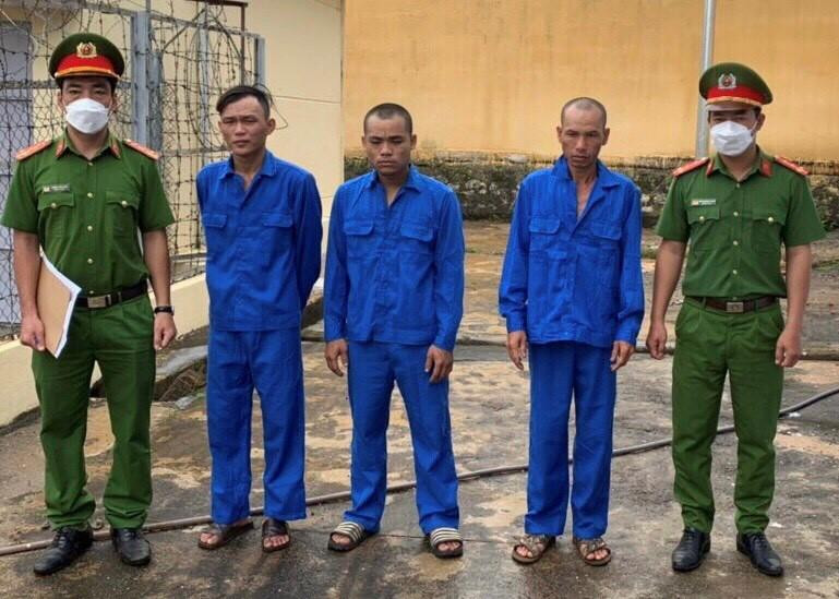 Các đối tượng Phan Văn Nhân, Đinh Công Cường, Phạm Mạnh Cường tại Công an huyện Đắk Mil (ảnh: HL).