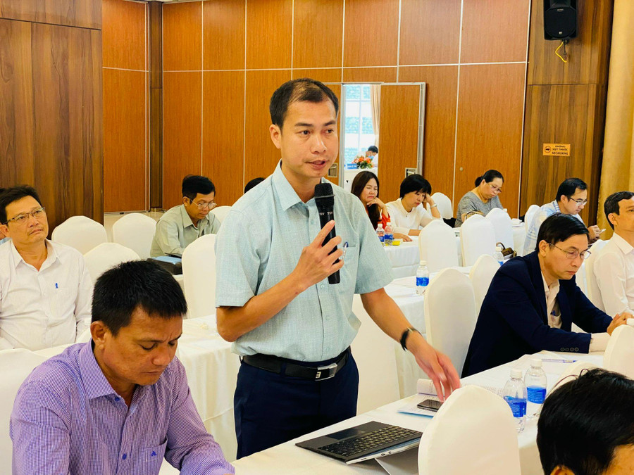 Ông Huỳnh Viết Trung - Trưởng phòng GD&ĐT huyện Krông Bông tham gia thảo luận tại Hội nghị. Ông Huỳnh Viết Trung - Trưởng phòng GD&ĐT huyện Krông Bông tham gia thảo luận tại Hội nghị.