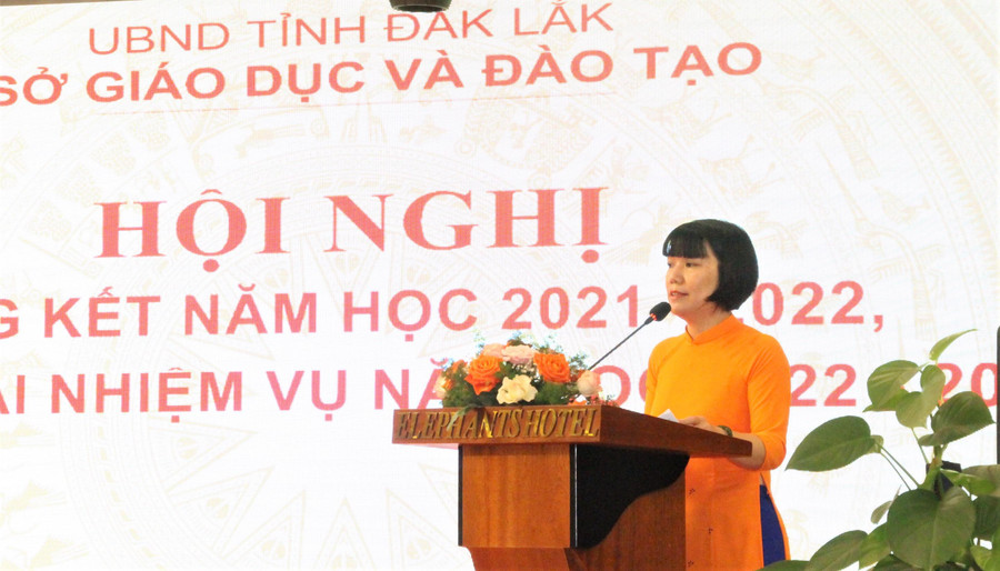 Bà Mai Thị Hồng Hà - Trưởng phòng GD&ĐT TP Buôn Ma Thuột báo cáo tham luận tại Hội nghị. Bà Mai Thị Hồng Hà - Trưởng phòng GD&ĐT TP Buôn Ma Thuột báo cáo tham luận tại Hội nghị.