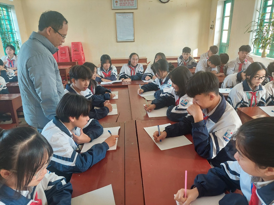 Thầy giáo Vũ Hồng Thế là người tích cực trong các hoạt động giáo đục đạo đức, lối sống cho học sinh. Thầy giáo Vũ Hồng Thế là người tích cực trong các hoạt động giáo đục đạo đức, lối sống cho học sinh.