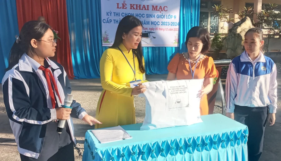 Học sinh cùng cán bộ, giáo viên kiểm tra niêm phong đề thi học sinh giỏi lớp 9 cấp thành phố.