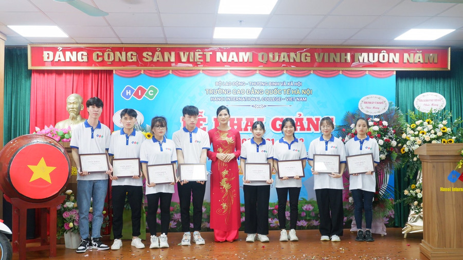 Khen thưởng cho các HSSV có thành tích xuất sắc trong học tập.