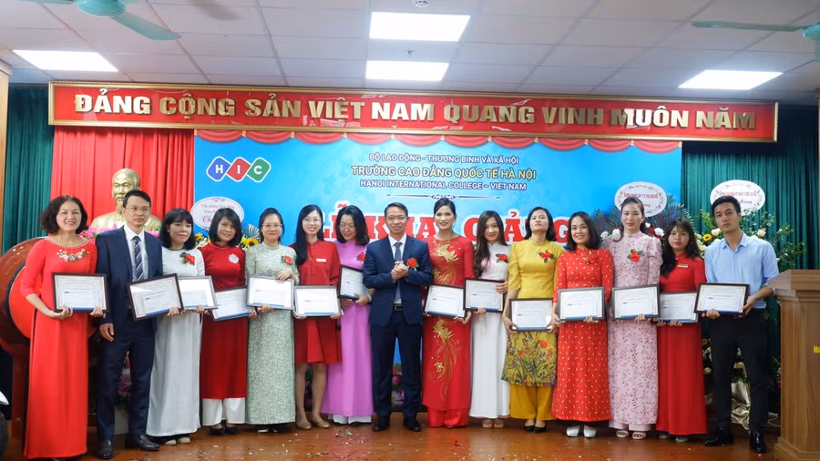 Các thầy cô giáo đã vượt khó hoàn thành nhiệm vụ dù khó khăn do Covid-19