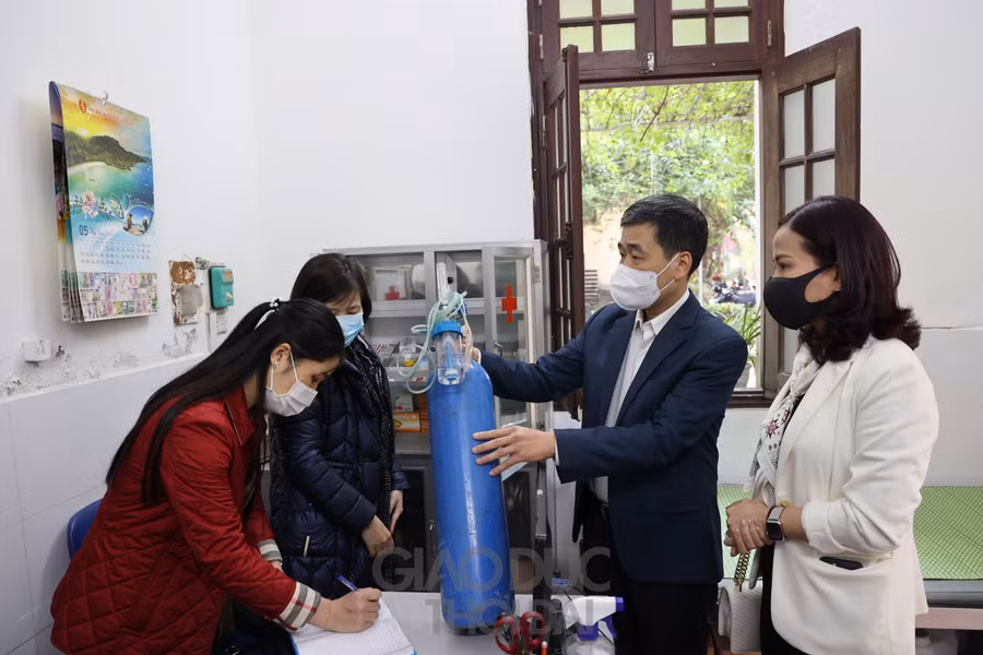 Được biết, nhà trường đã thành lập 3 Tổ an toàn Covid gồm thành viên là Công đoàn viên, Đoàn Thanh niên; mỗi Tổ an toàn Covid có từ 3-5 người.