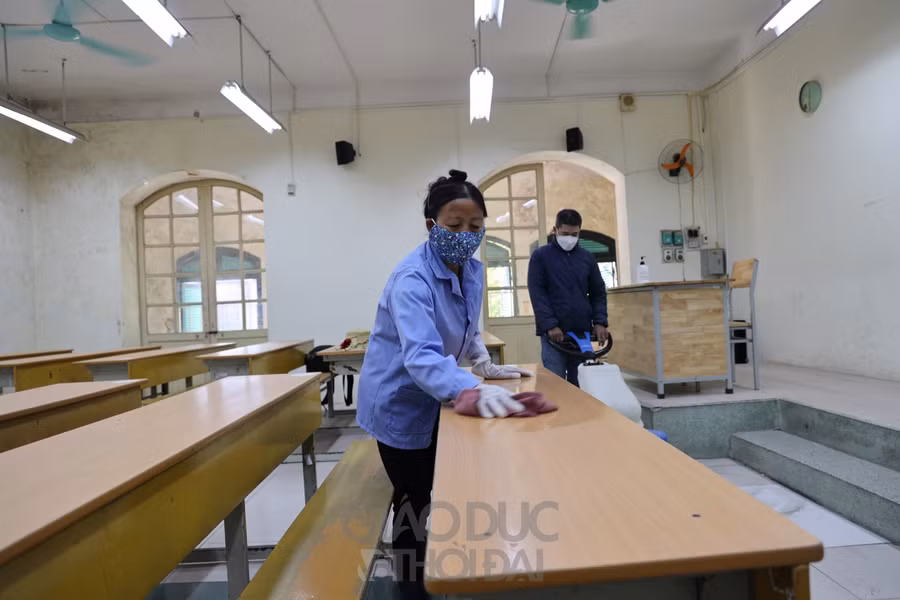 100% các phòng học, lan can, tay vịn, tay nắm cửa, hành lang, khuôn viên trong nhà trường được tổng vệ sinh môi trường, khử khuẩn chủ động phòng, chống dịch Covid-19. Để đảm bảo 5K, nhà trường đã lắp thiết bị đo nhiệt độ, điểm danh theo khuôn mặt, mã QR tại nhiều điểm trong trường.