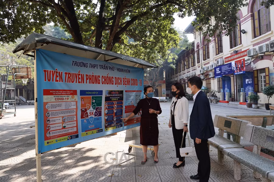 Đoàn công tác của UBND quận Hoàn Kiếm đã tới kiểm tra công tác chuẩn bị cơ sở vật chất, vệ sinh trường lớp chuẩn bị đón học sinh trở lại tại trường THPT Trần Phú - Hoàn Kiếm trong chiều ngày hôm nay.