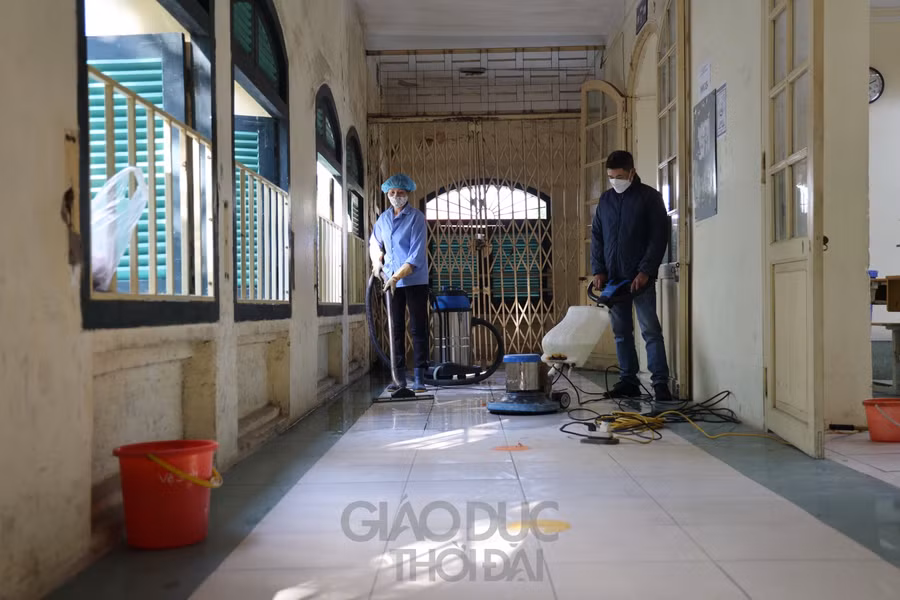 Toàn bộ khuôn viên nhà trường, từ hành lang đến lớp học đều được vệ sinh, khử khuẩn.