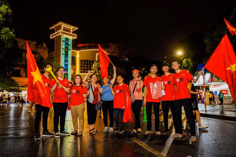 Người hâm mộ ‘đốt nóng’ không khí từ sân Mỹ Đình đến phố đi bộ trước giờ U23 Việt Nam xung trận ảnh 17