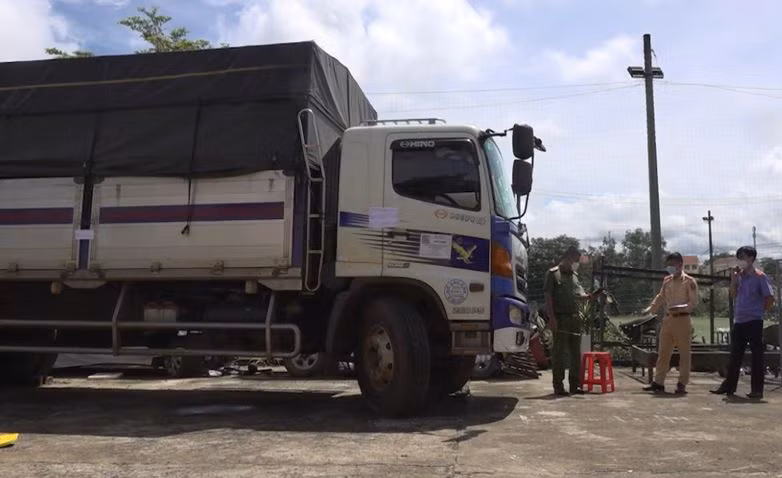Lực lượng chức năng kiểm tra xe ô tô tải mà Lê Thành An điều khiển.