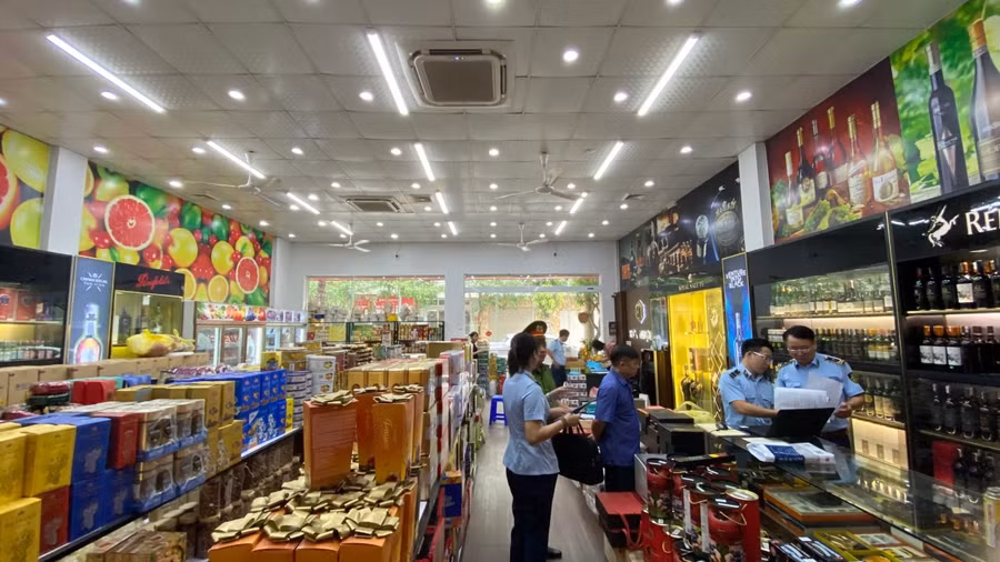 Lực lượng chức năng kiểm tra tại cơ sở kinh doanh.