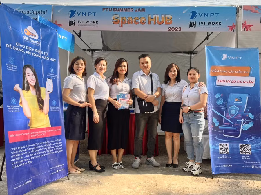 Tại Ngày hội, các đại biểu và đoàn viên, thanh niên, sinh viên đã được trải nghiệm một số dịch vụ công trực tuyến; tư vấn, giải đáp thắc mắc cho sinh viên về vấn đề làm giấy tờ tùy thân; tư vấn khóa học, định hướng nghề nghiệp; đăng ký miễn phí chữ ký số; hỗ trợ chuẩn hóa thông tin thuê bao tại 5 gian hàng thí điểm trong từng trường đại học với đối tác đến từ các đại diện Vietnam Post, Công an Thành phố Hà Nội, MindX &amp; SHE Blockchain, Vinacapital &amp; Hub Global, VNPT, IVI và 4SV.