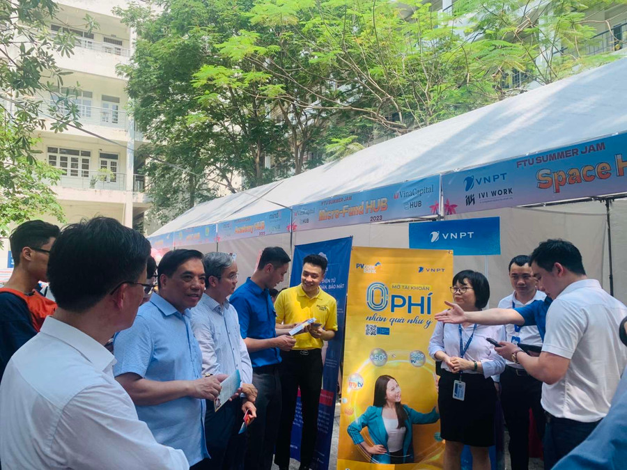 Với những hoạt động bổ ích, FTU Hub Camp hứa hẹn sẽ mang tới cho các bạn sinh viên một bức tranh toàn cảnh về chuyển đổi số và khởi nghiệp trong thời đại mới. Với những hoạt động bổ ích, FTU Hub Camp hứa hẹn sẽ mang tới cho các bạn sinh viên một bức tranh toàn cảnh về chuyển đổi số và khởi nghiệp trong thời đại mới.