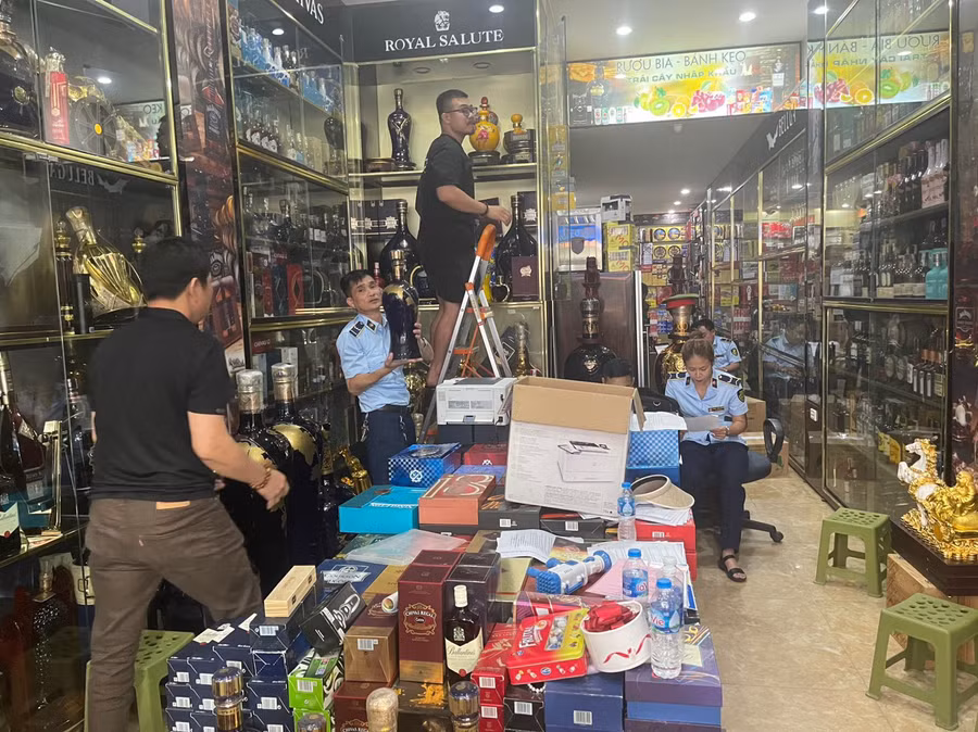 Lực lượng chức năng kiểm tra tại cơ sở kinh doanh tại phường Ngô Quyền, TP Bắc Giang.