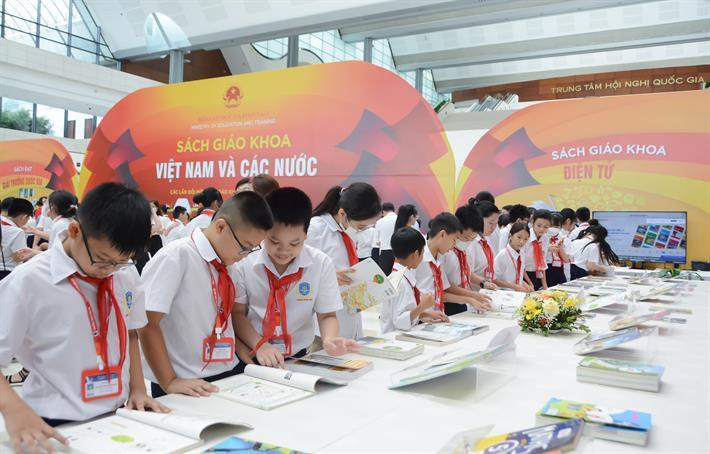Học sinh hào hứng với SGK mới. Học sinh hào hứng với SGK mới.