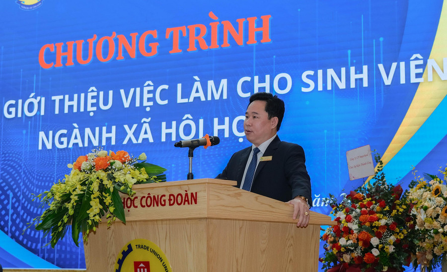 PGS.TS Lê Mạnh Hùng – Hiệu trưởng Trường ĐH Công đoàn phát biểu tại chương trình. PGS.TS Lê Mạnh Hùng – Hiệu trưởng Trường ĐH Công đoàn phát biểu tại chương trình.