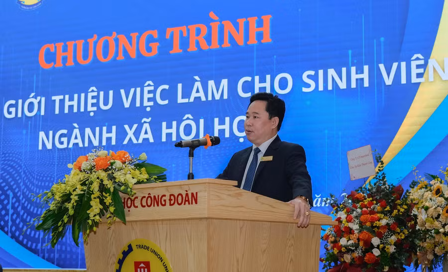 PGS.TS Lê Mạnh Hùng – Hiệu trưởng Trường ĐH Công đoàn phát biểu tại chương trình.