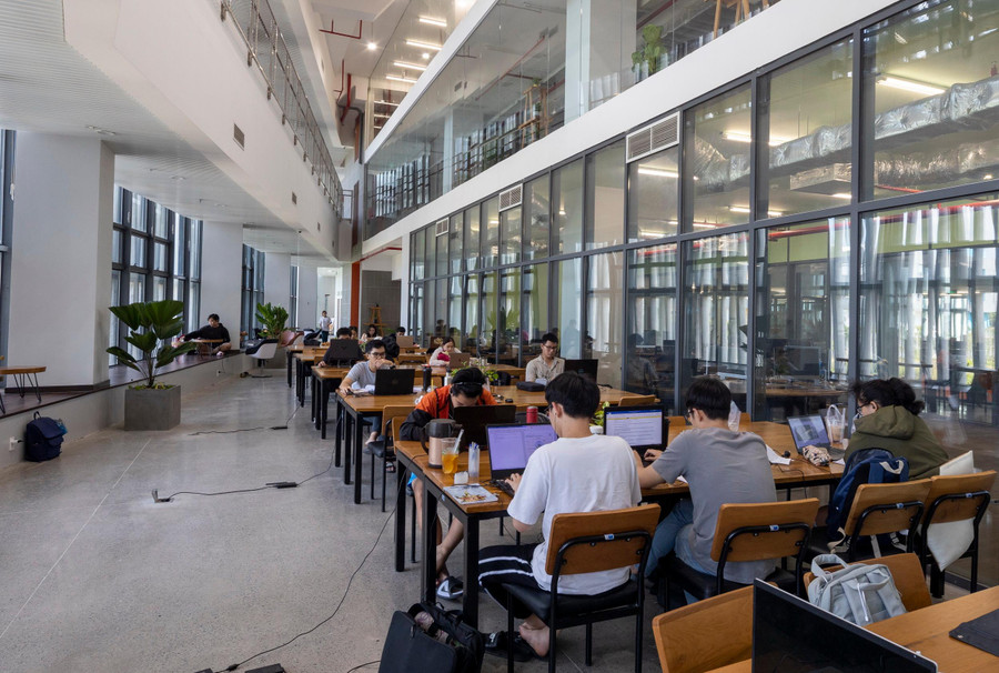 Sinh viên Trường ĐH Việt Đức học tập trong thư viện.