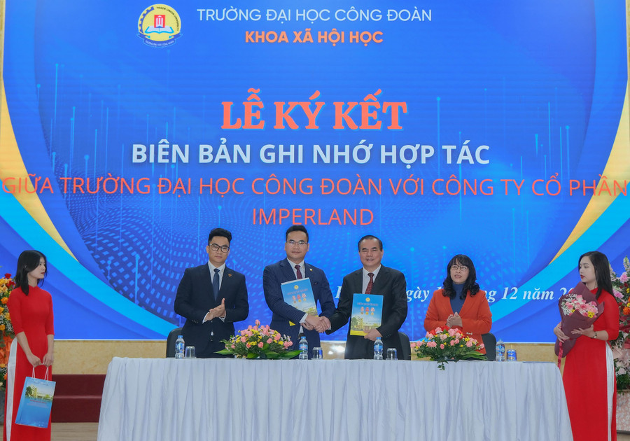 TS Nguyễn Đức Tĩnh - Phó Bí thư Đảng ủy, Phó Hiệu trưởng Trường ĐH Công đoàn ký kết thỏa thuận hợp tác với các doanh nghiệp. TS Nguyễn Đức Tĩnh - Phó Bí thư Đảng ủy, Phó Hiệu trưởng Trường ĐH Công đoàn ký kết thỏa thuận hợp tác với các doanh nghiệp.