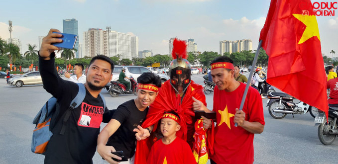 CĐV 2 nước rất thân thiện và vui vẻ với nhau.