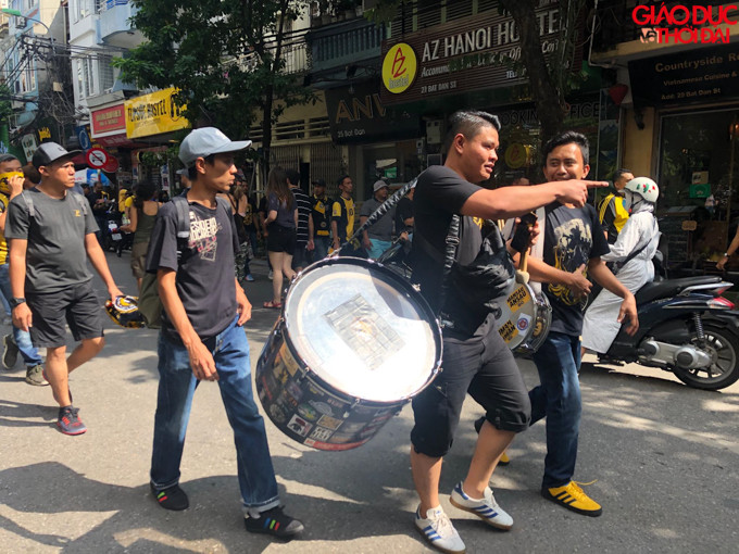 Đoàn CĐV Malaysia ngay sau khi xuống sân bay đã di chuyển lên phố cổ Hà Nội để diễu hành cổ vũ cho đội tuyển nước nhà.