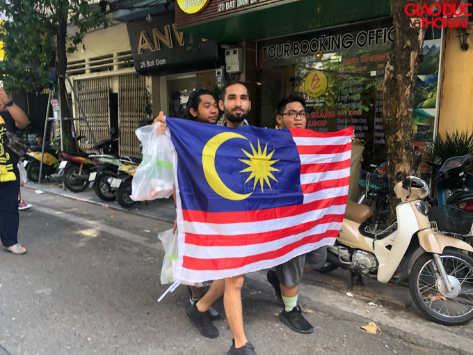Đây không phải lần đầu tiên CĐV Malaysia phô trương sự cuồng nhiệt của mình tại Việt Nam. Ở lần đối đầu tại AFF Cup năm 2018, Ultras Malaysia cũng "đại náo" phố cổ Hà Nội với âm thanh, biểu ngữ và hình ảnh đoàn quân màu vàng - đen tiến về Mỹ Đình.