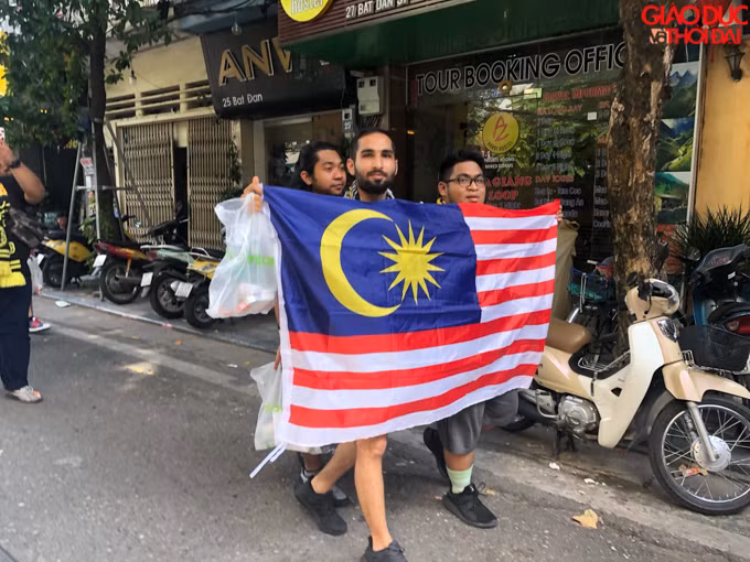 Đây không phải lần đầu tiên CĐV Malaysia phô trương sự cuồng nhiệt của mình tại Việt Nam. Ở lần đối đầu tại AFF Cup năm 2018, Ultras Malaysia cũng "đại náo" phố cổ Hà Nội với âm thanh, biểu ngữ và hình ảnh đoàn quân màu vàng - đen tiến về Mỹ Đình.