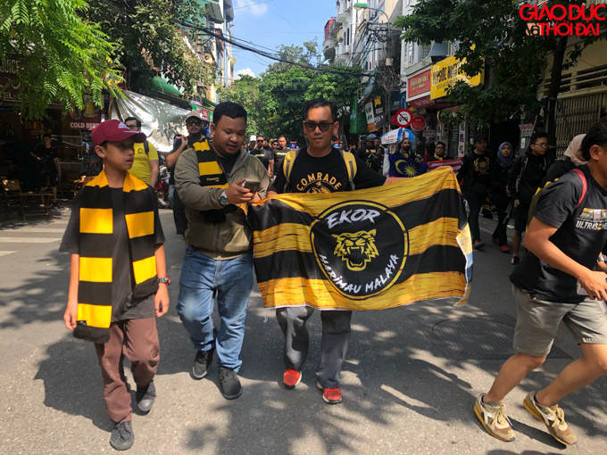 CĐV Malaysia với những trang phục cổ động quen thuộc đi qua nhiều tuyến phố, gây sự chú ý rất nhiều của người dân Thủ đô.