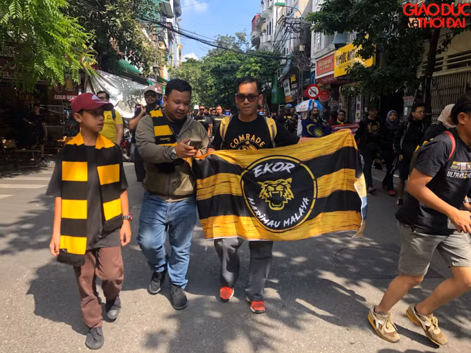 CĐV Malaysia với những trang phục cổ động quen thuộc đi qua nhiều tuyến phố, gây sự chú ý rất nhiều của người dân Thủ đô.