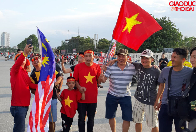 CĐV Việt Nam và CĐV Malaysia vui vẻ chụp ảnh cùng nhau trước trận đấu.