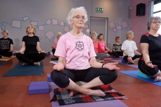 Bà cụ 100 tuổi bền bỉ luyện yoga