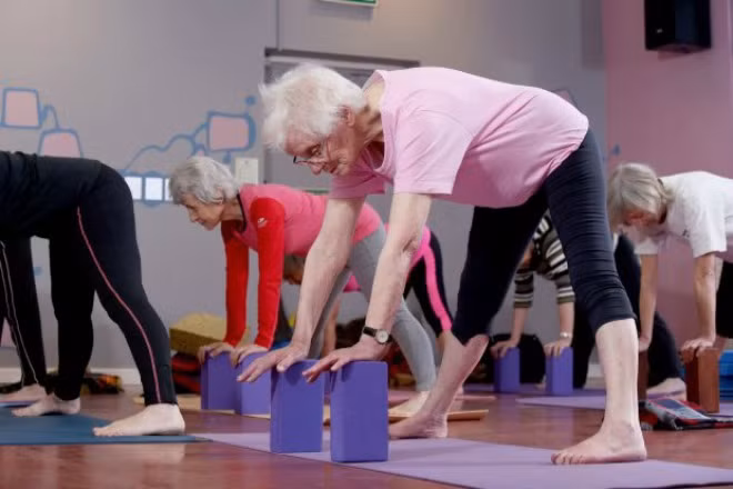 Bà cụ 100 tuổi bền bỉ luyện yoga