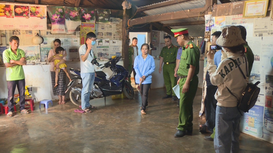 Cơ quan chức năng tổ chức thực nghiệm hiện trường vụ án (ảnh: SĐ).