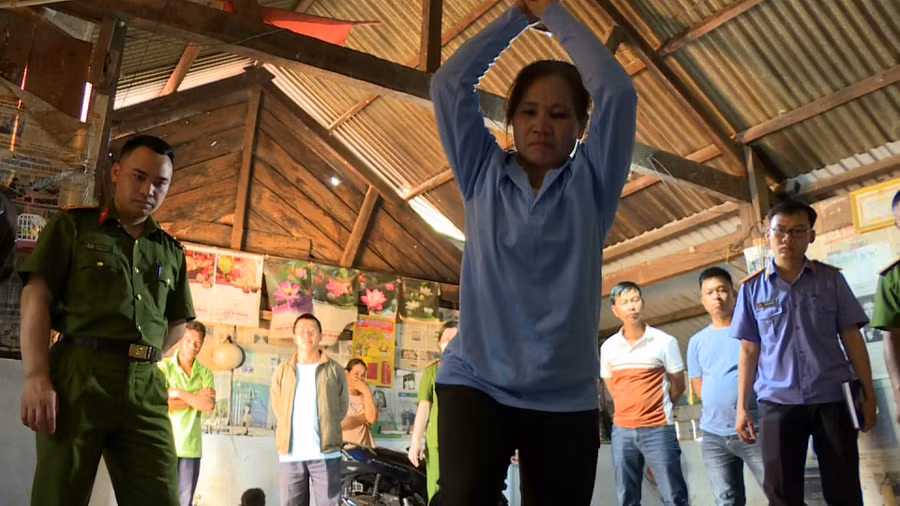 Cơ quan chức năng thực nghiệm hiện trường vụ án (ảnh: SĐ).