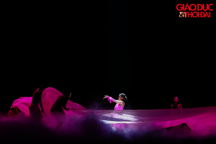 70 phút trình diễn liên tục của gần 100 vũ công nhí