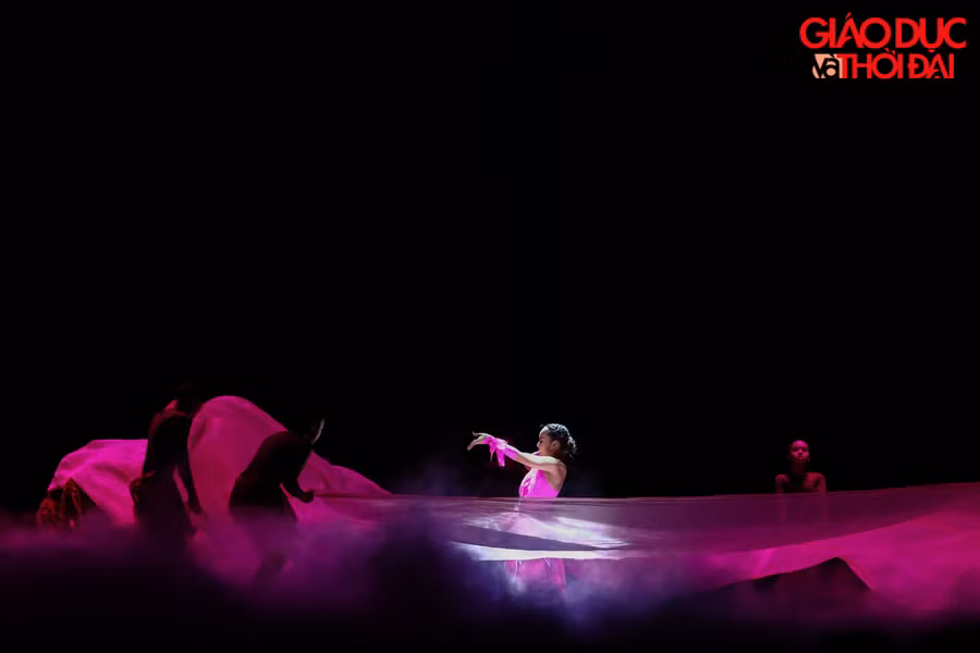 70 phút trình diễn liên tục của gần 100 vũ công nhí