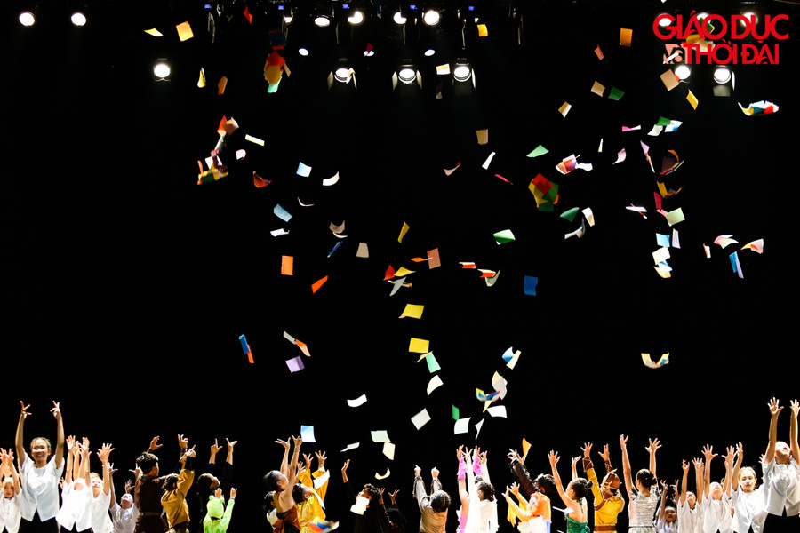 Kết thúc đêm diễn, những vũ công nhí đã đưa khán giả trở về tuổi thơ với nhiều cung bậc cảm xúc.