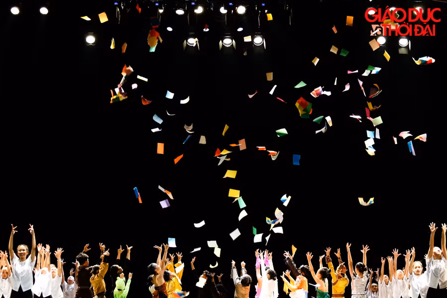 Kết thúc đêm diễn, những vũ công nhí đã đưa khán giả trở về tuổi thơ với nhiều cung bậc cảm xúc.