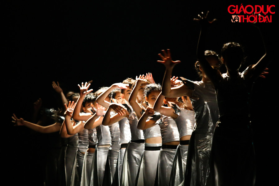 · 10 biên đạo quốc gia, quốc tế tham gia chỉ đạo, biên tập