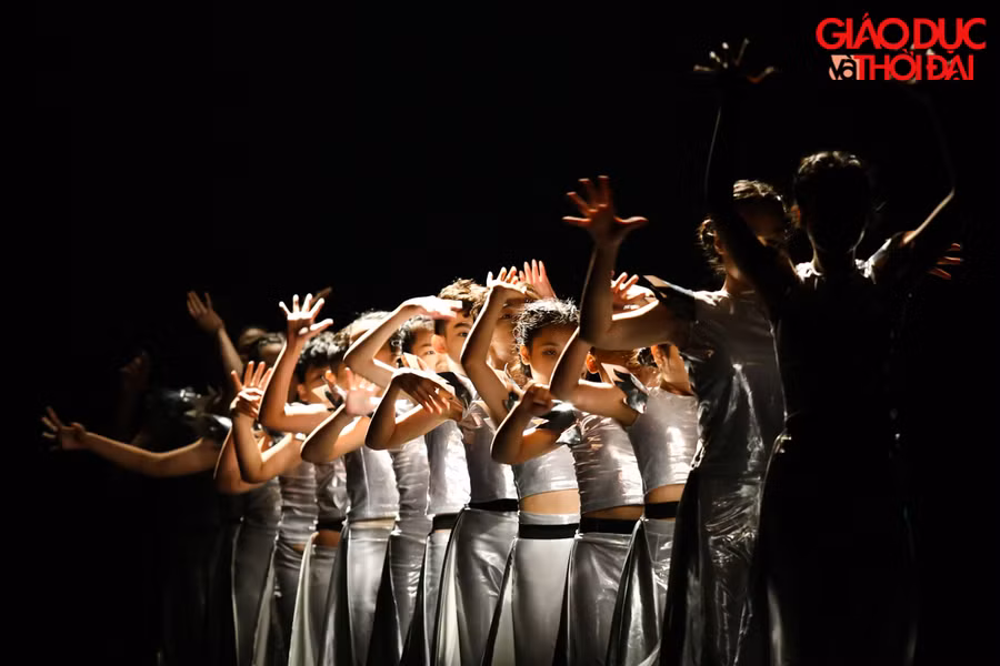 · 10 biên đạo quốc gia, quốc tế tham gia chỉ đạo, biên tập