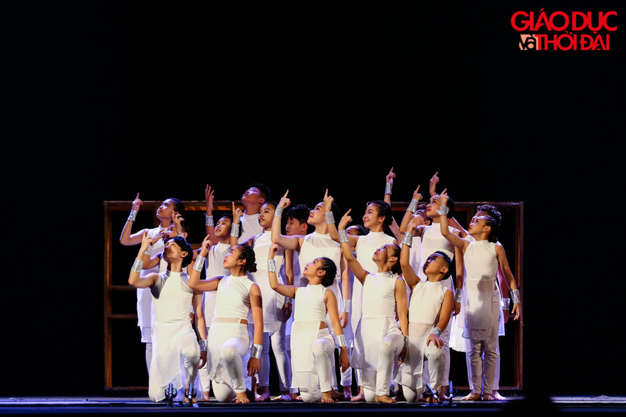 Biểu diễn 8 thể loại nhảy riêng biệt bao gồm Đương đại, dân gian đương đại, Hiphop, House, Poppin, Acrobatic, Dancesport, Ballet