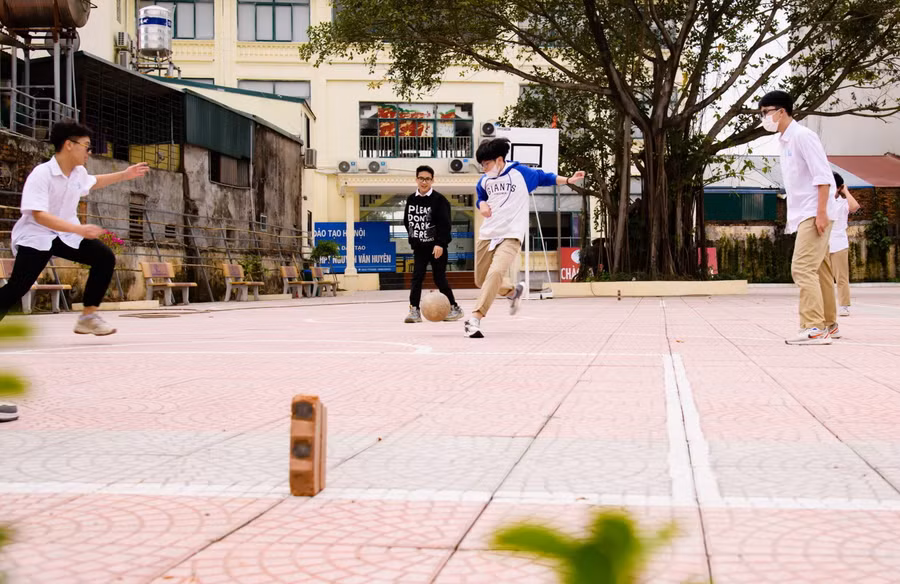 Học sinh Trường THPT Nguyễn Văn Huyên (Nam Từ Liêm, Hà Nội) tham gia hoạt động ngoại khóa.