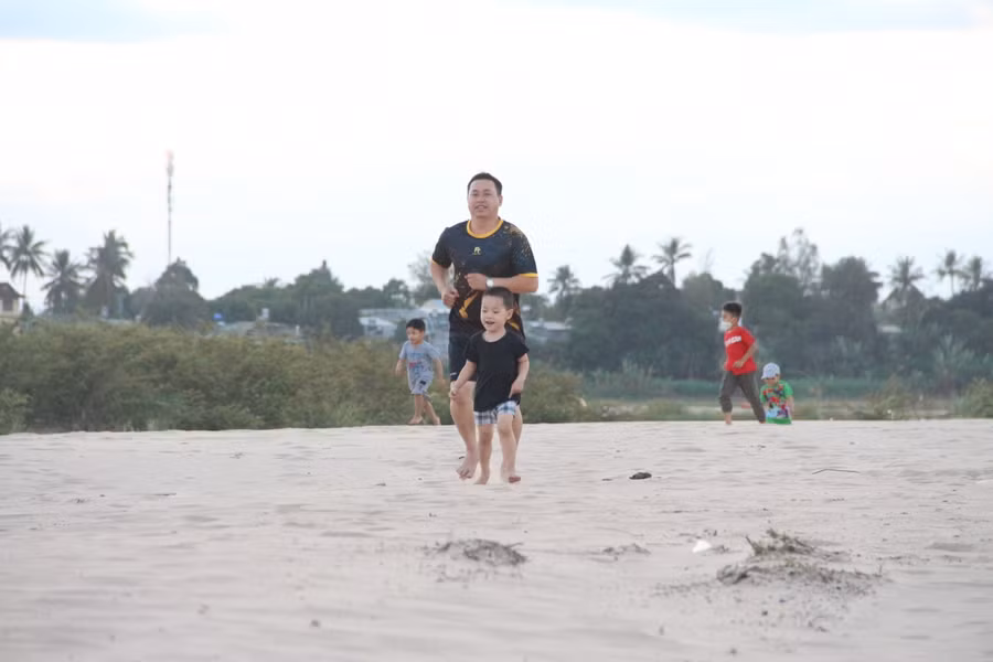 Mỗi buổi chiều, anh Phạm Ngọc Huy (phường Thắng Lợi, TP Kon Tum) lại đưa con ra "bãi biển" Kon Tum vui chơi. "Bãi bồi này như một bãi biển thu nhỏ nên con mình rất thích thú. Ở đây các con có thể chơi xúc cát, thả diều. Bên cạnh đó, gia đình cũng giáo dục 2 cháu phải biết giữ gìn sức khoẻ và vệ sinh môi trường”, anh Huy chia sẻ.