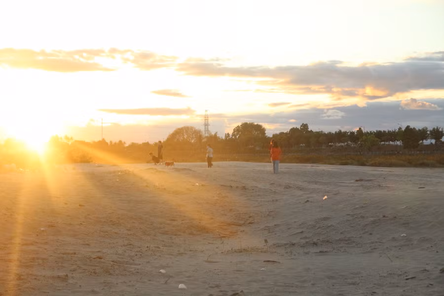 Bãi bồi trở nên thơ mộng, như một bãi biển trên cao nguyên.