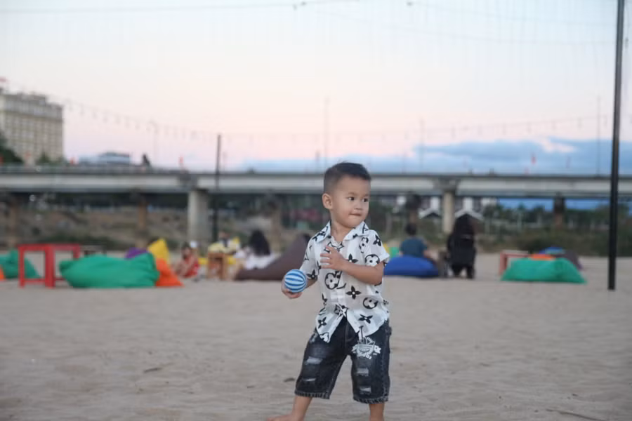 Những em nhỏ thích thú với bãi cát dài, trắng mịn.