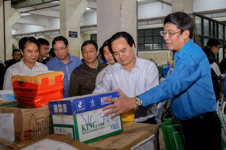 Bộ trưởng Phùng Xuân Nhạ ghi nhận và trân trọng cảm ơn tấm lòng của những tập thể, cá nhân trong và ngoài ngành đã hỗ trợ, chia sẻ với ngành Giáo dục các tỉnh miền Trung.